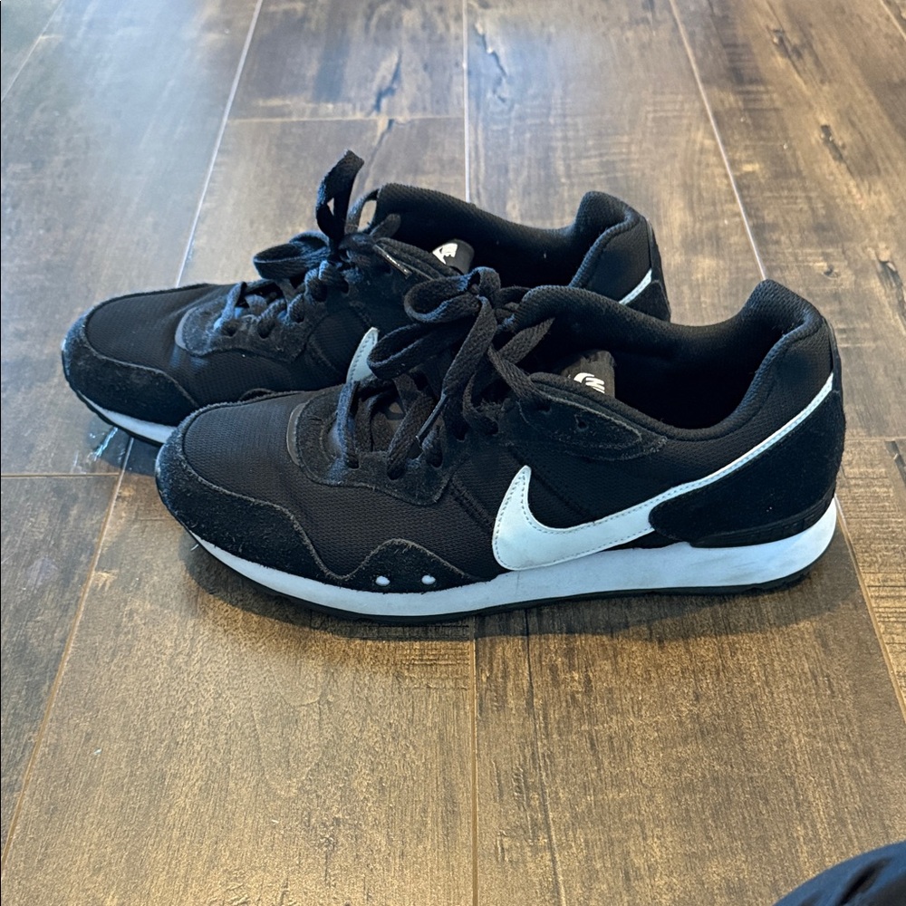 Nike Men's Black and White Sneakers